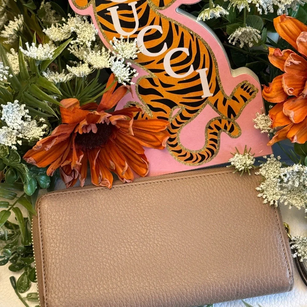 Gucci  Leather Zip Around Wallet. - Picture 6 of 14